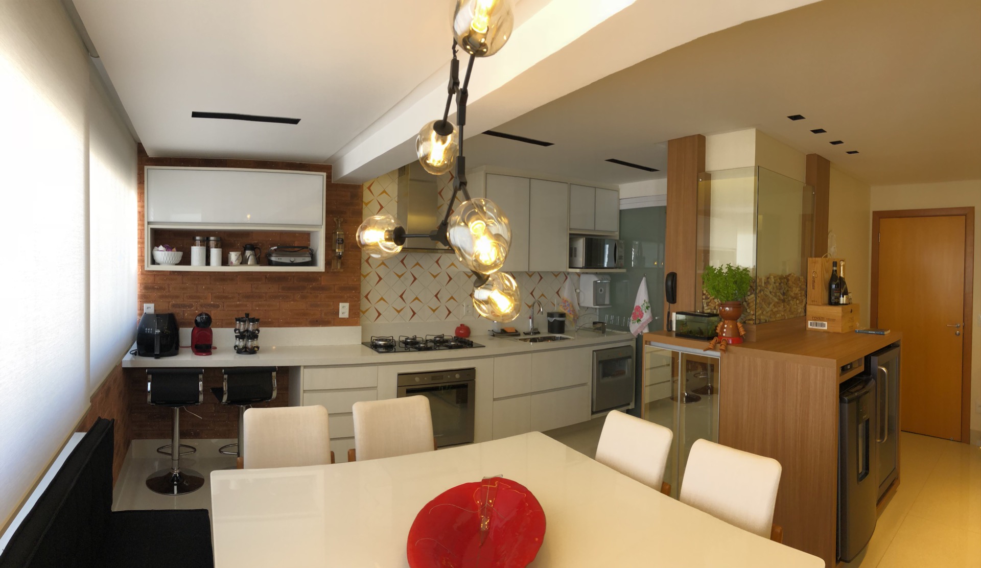 imóvel reformado mostrando cozinha