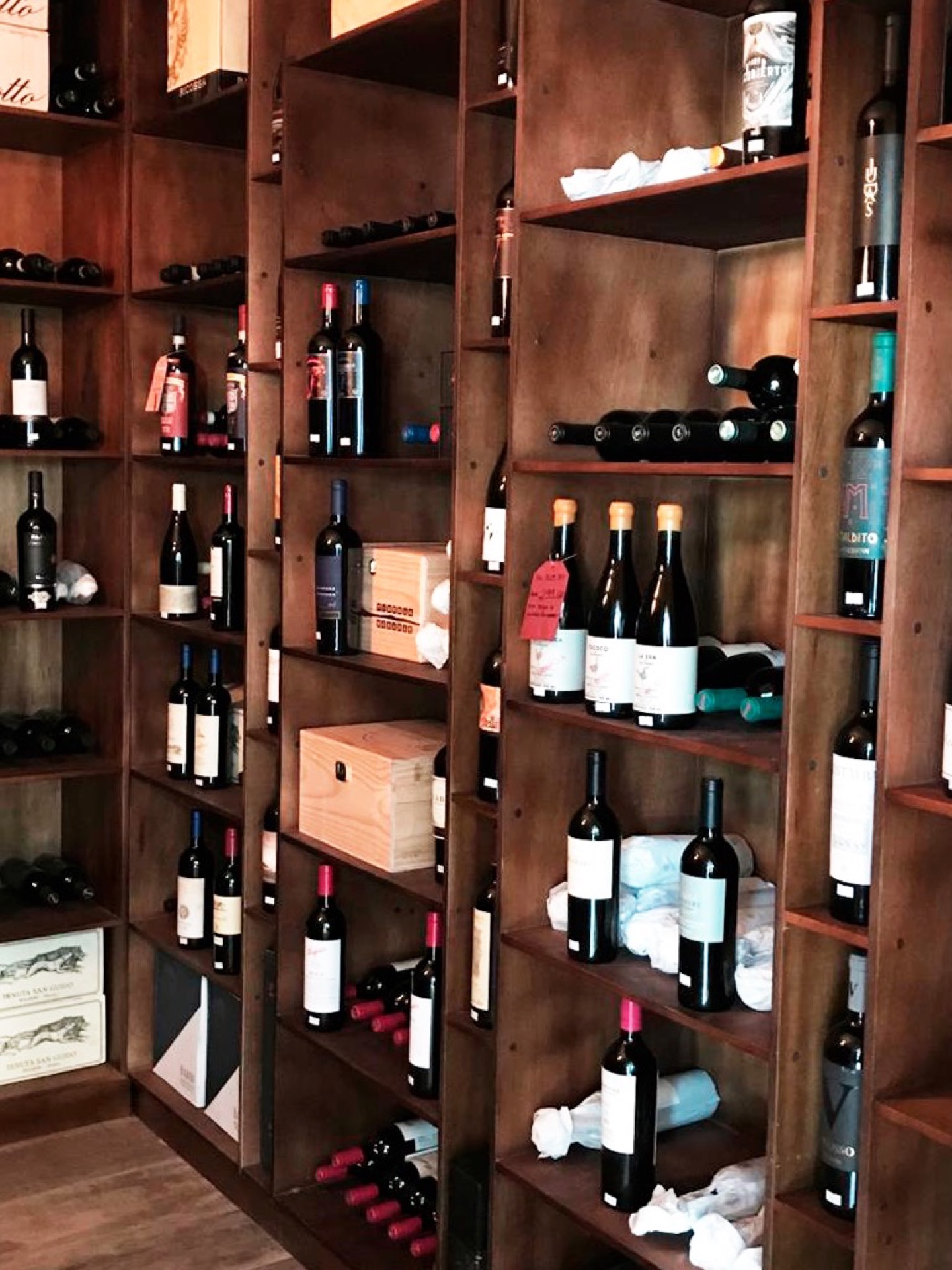prateleira com muitos vinhos