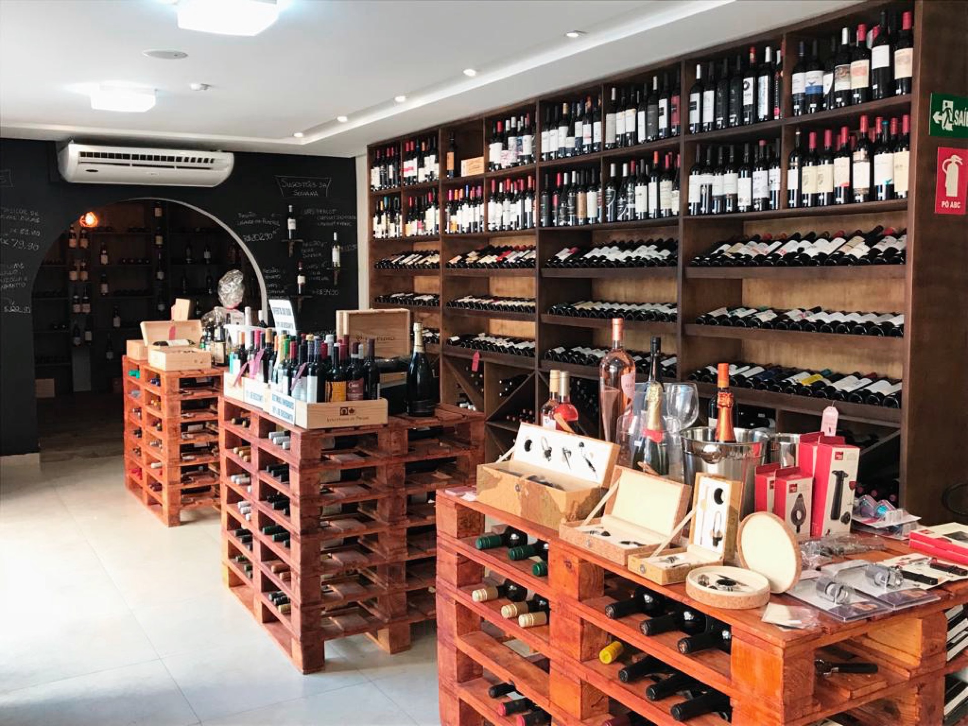salão com vários vinhos na prateleira